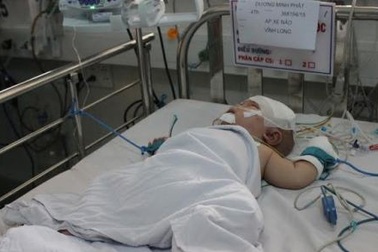 Bé bị đâm xuyên não bình phục tốt sau ca mổ lần 2