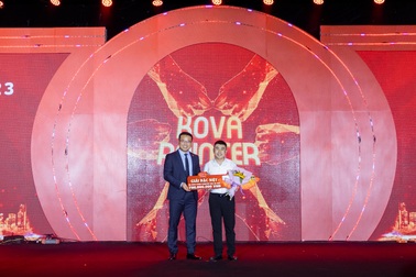 KOVA trao thưởng cho khách hàng tại "Gala vinh danh KOVA Painter  2023"