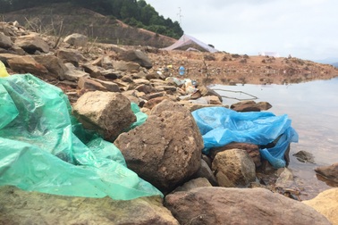 Rác bủa vây danh thắng hồ Kẻ Gỗ sau kỳ nghỉ lễ