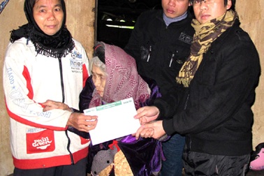 Quà bạn đọc sưởi ấm mẹ già 90 tuổi và đứa con 34 năm nằm một chỗ