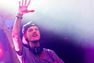 Áp lực nghẹt thở đeo bám cuộc đời đoản mệnh của Avicii