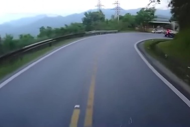 Xe SUV đột ngột mất lái, suýt lao xuống vực