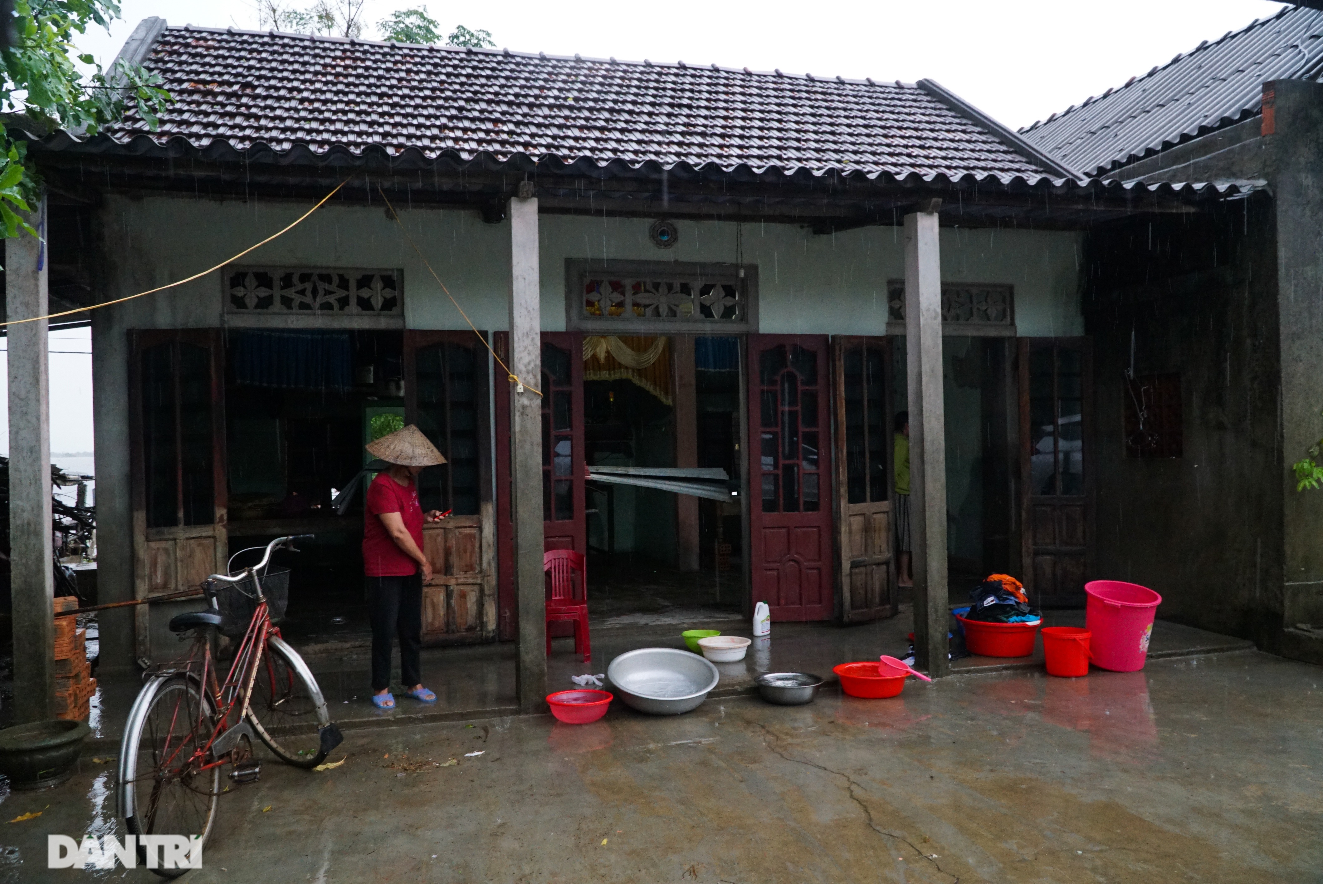 Đôi mắt trũng sâu của người phụ nữ nhìn cảnh nhà tan hoang sau lũ dữ - 1 Đôi mắt trũng sâu của người phụ nữ nhìn cảnh nhà tan hoang sau lũ dữ - 1