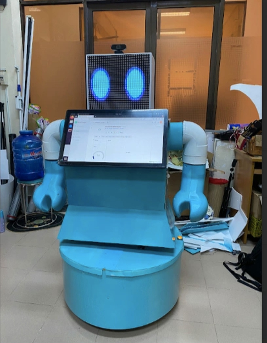 Thấy nhiều bệnh viện quá tải, 5 sinh viên chế tạo robot y tá - 3 Thấy nhiều bệnh viện quá tải, 5 sinh viên chế tạo robot y tá - 3