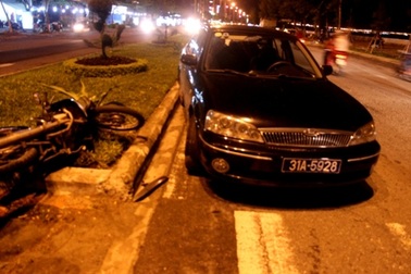 Tai nạn liên hoàn, xe biển xanh quay vòng tròn