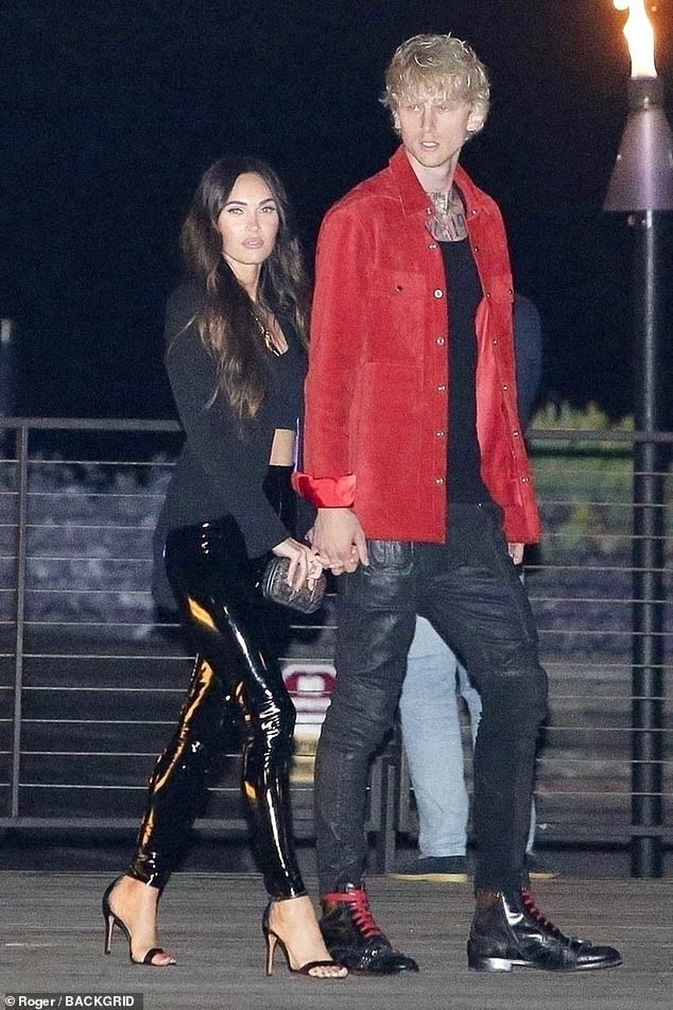 Megan Fox nắm tay bồ trẻ đi ăn tối - 1 Megan Fox nắm tay bồ trẻ đi ăn tối - 1