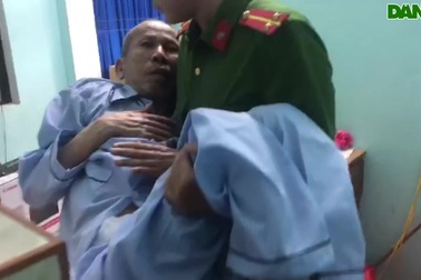 Công an bế người già, người tàn tật đi làm căn cước