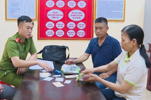 Người giao hàng trả lại túi tiền lớn nhặt được trên quốc lộ ở Hà Tĩnh