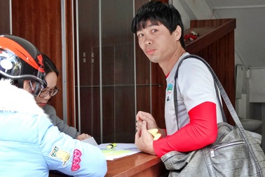 Báo Thái Lan ấn tượng với hình ảnh Công Phượng mua vé bóng đá