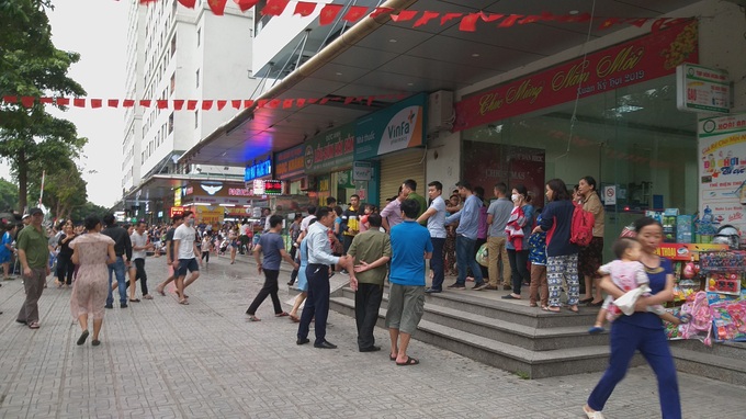Hà Nội: Cháy căn hộ tại tầng 32 chung cư Linh Đàm, hàng nghìn người hốt hoảng ôm con nhỏ chạy bộ xuống sân - Ảnh 3. Hà Nội: Cháy căn hộ tại tầng 32 chung cư Linh Đàm, hàng nghìn người hốt hoảng ôm con nhỏ chạy bộ xuống sân - Ảnh 3.
