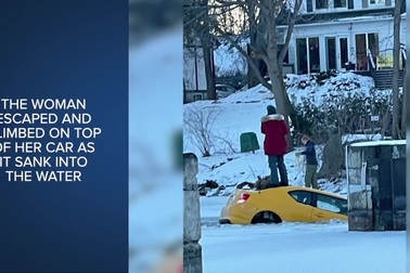 Cô gái "nhận quả đắng" khi "nghịch dại" trèo lên ô tô sắp chìm dưới hố băng