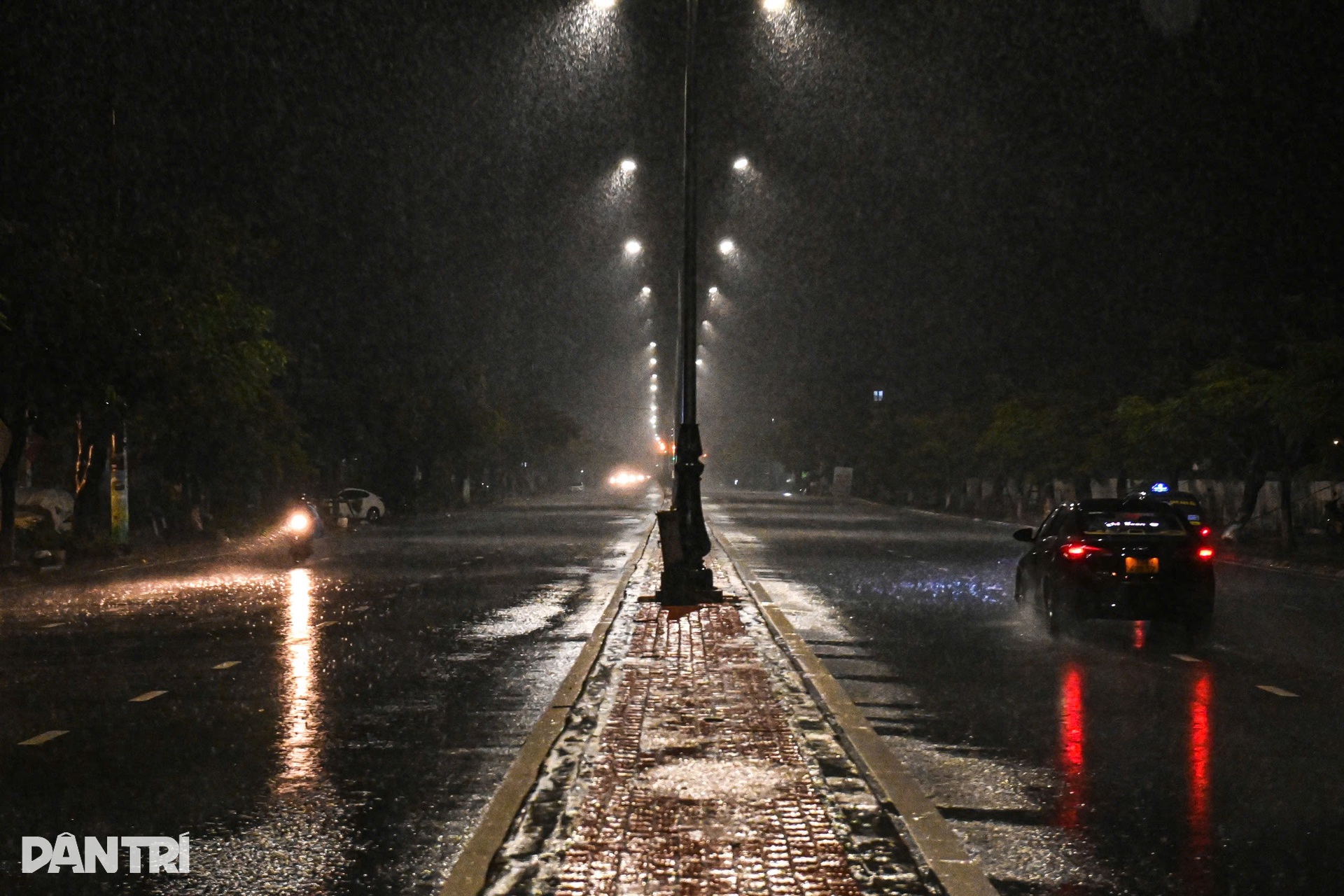 Hải Phòng mưa to gió lớn, loạt phương tiện ra biển Đồ Sơn phải quay đầu - 3 Hải Phòng mưa to gió lớn, loạt phương tiện ra biển Đồ Sơn phải quay đầu - 3