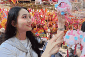 Khách Tây thích thú mua đồ chơi Trung thu phố Hàng Mã về tặng con, cháu