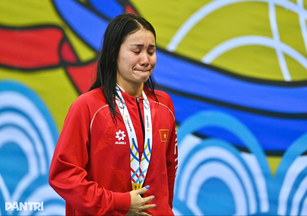 Vo Thi My Tien grät precis under medaljpallen vid SEA Games - 3 Võ Thị Mỹ Tiên khóc ngay dưới bục huy chương ở SEA Games - 3