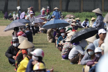 Hàng nghìn người "đội nắng" xếp hàng nhận gạo miễn phí trước kỳ nghỉ lễ