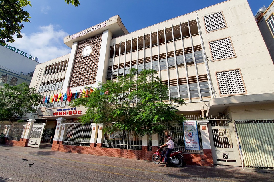 Bảo vệ trường học kể giây phút cứu nữ sinh lơ lửng ngoài lan can - 2 Bảo vệ trường học kể giây phút cứu nữ sinh lơ lửng ngoài lan can - 2