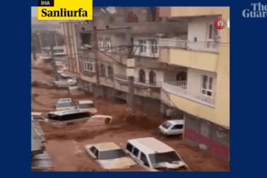 Nước lũ cuốn trôi ô tô, xé gẫy đôi con đường ở Thổ Nhĩ Kỳ