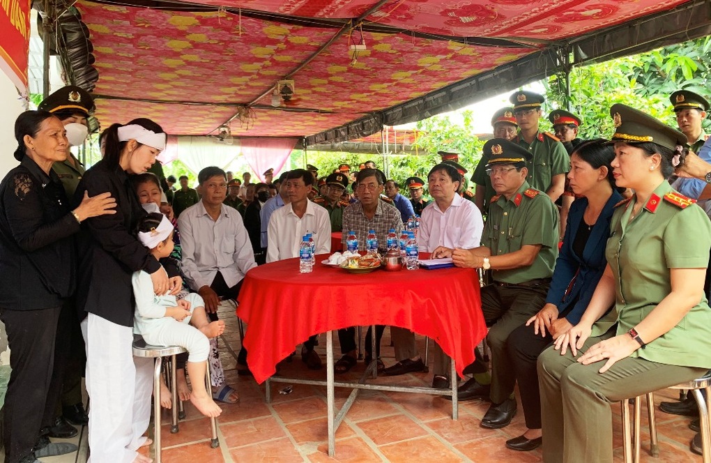 Thăng hàm Thiếu tá cho Phó đội trưởng hy sinh khi truy bắt tội phạm - 3 Thăng hàm Thiếu tá cho Phó đội trưởng hy sinh khi truy bắt tội phạm - 3