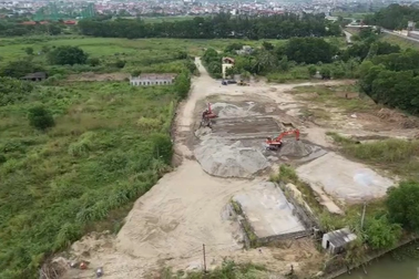 Ngang nhiên "biến" đất trồng cây lâu năm thành bãi kinh doanh vật liệu