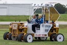 Cận cảnh xe tự hành thám hiểm Mặt Trăng mới của NASA