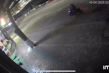 Hình ảnh 3 người bị truy sát, một thiếu niên rớt khỏi xe tử vong