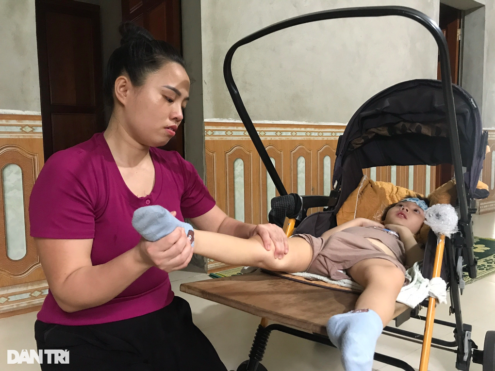 Bé gái 5 tuổi mềm như sợi bún, người mẹ trẻ lo mất con bất cứ lúc nào - 4 Bé gái 5 tuổi mềm như sợi bún, người mẹ trẻ lo mất con bất cứ lúc nào - 4