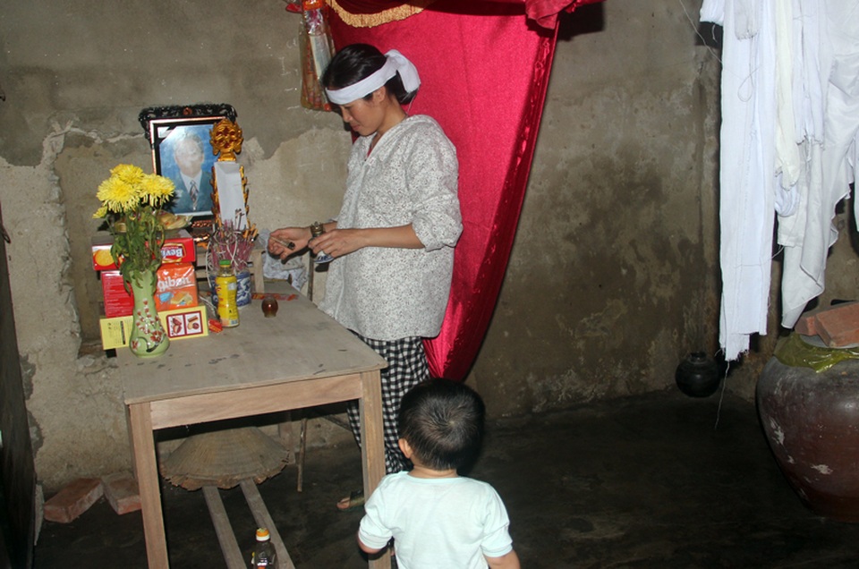 Thương lắm cậu bé mồ côi cha gồng mình cứu đôi mắt của mẹ - 5 Thương lắm cậu bé mồ côi cha gồng mình cứu đôi mắt của mẹ - 5
