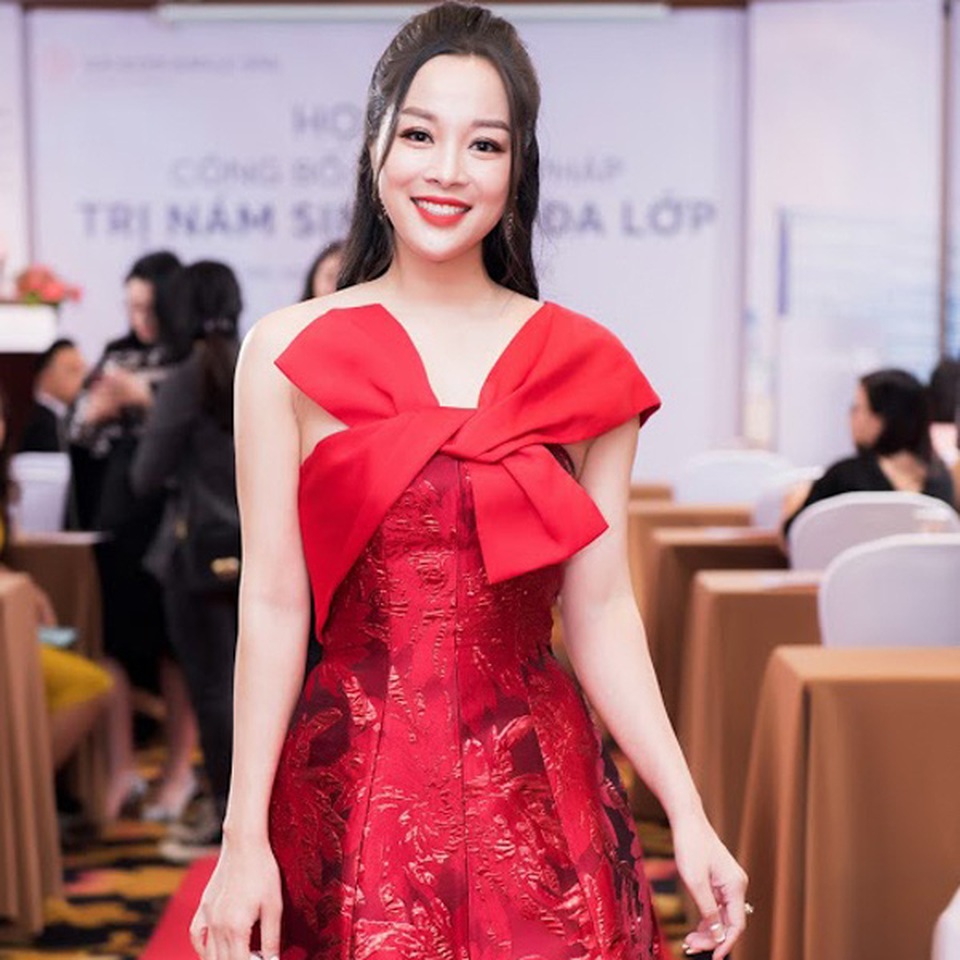 Vàng Anh Minh Hương đẹp rạng rỡ ở tuổi 39 - 2 Vàng Anh Minh Hương đẹp rạng rỡ ở tuổi 39 - 2