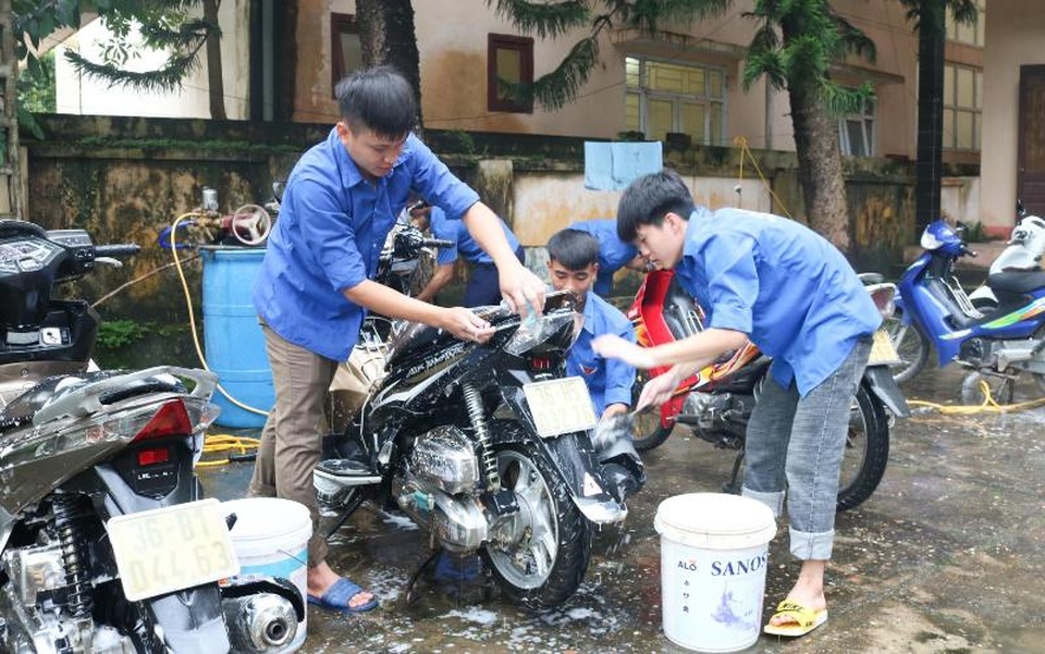 Thanh niên miền núi rửa xe gây quỹ mua quà Trung thu cho trẻ em nghèo - 4 Thanh niên miền núi rửa xe gây quỹ mua quà Trung thu cho trẻ em nghèo - 4