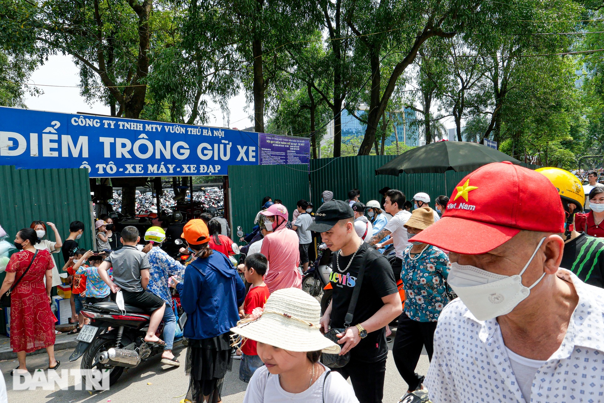 Choáng cảnh đông nghẹt thở, dòng người chen chúc trong công viên ở Hà Nội - 12 Choáng cảnh đông nghẹt thở, dòng người chen chúc trong công viên ở Hà Nội - 12