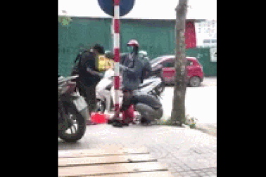 Clip “hành động bất ngờ của cô gái với em bé đánh giày” ấn tượng nhất tuần qua