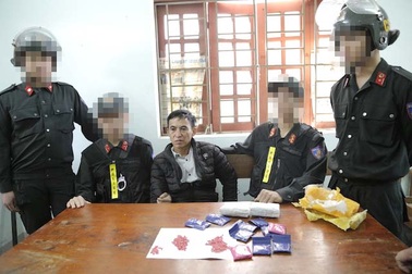 Bắt đối tượng mang 6.000 viên hồng phiến đi tiêu thụ