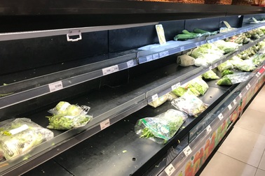 Chưa tới 21h, quầy rau, thịt tại một số siêu thị Hà Nội đã hết hàng