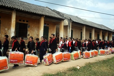 Hơn 900 bộ chăn bông đến với học trò Bắc Kạn ngày khai giảng