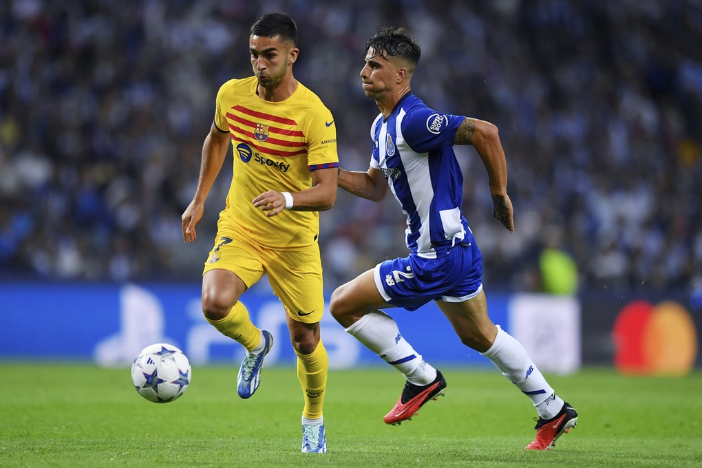Ferran Torres lập công, Barcelona thắng trên sân của Porto - 1 Ferran Torres lập công, Barcelona thắng trên sân của Porto - 1
