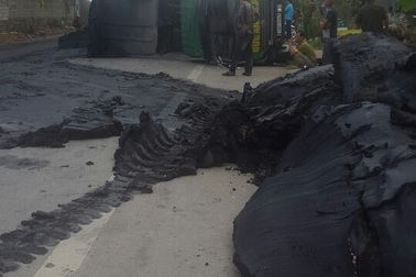 Than đổ tràn, "nhuộm" đen kín đường sau vụ tai nạn