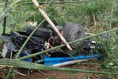 Xe bồn chở nước lao xuống vực trên cung đường nguy hiểm nhất Huế