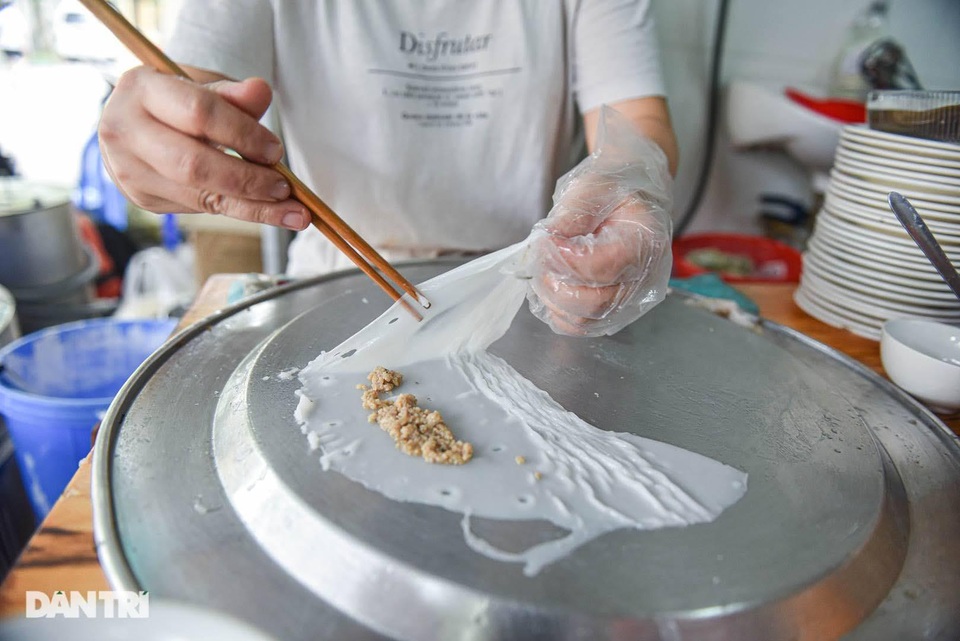 Lạ lùng bánh cuốn chan nước canh Lạ lùng bánh cuốn chan nước canh
