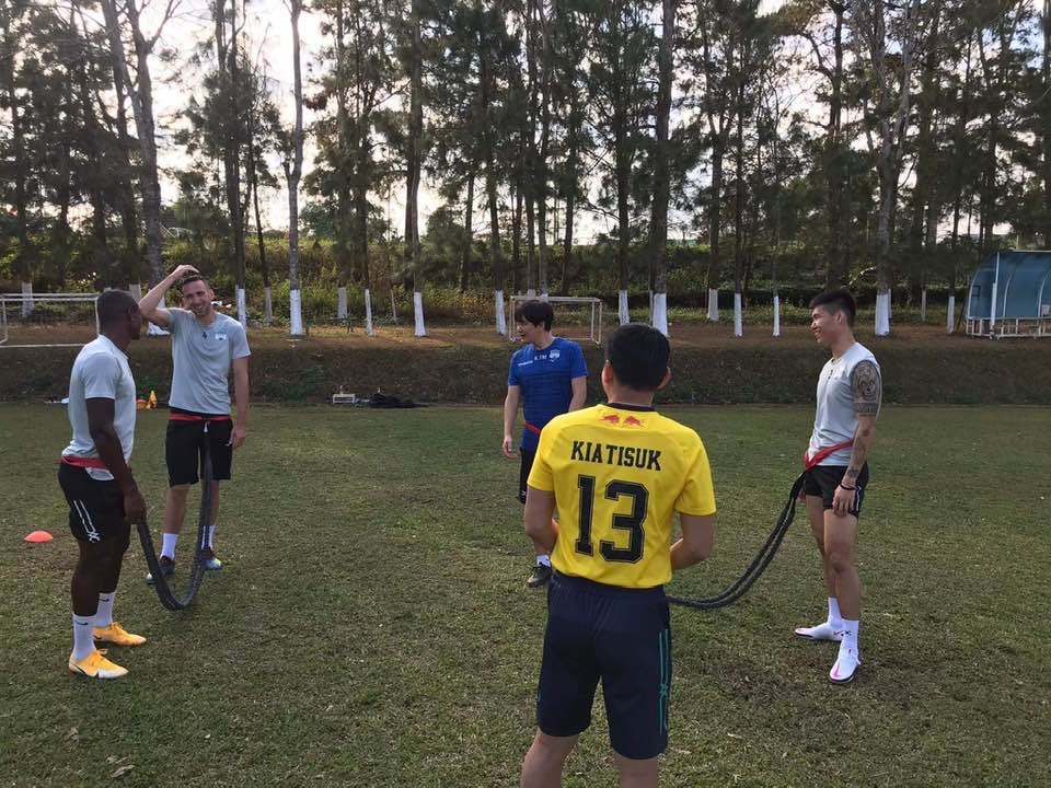 Cầu thủ nội nghỉ Tết, Kiatisuk vẫn ra sân tập với các ngoại binh - 1 Cầu thủ nội nghỉ Tết, Kiatisuk vẫn ra sân tập với các ngoại binh - 1
