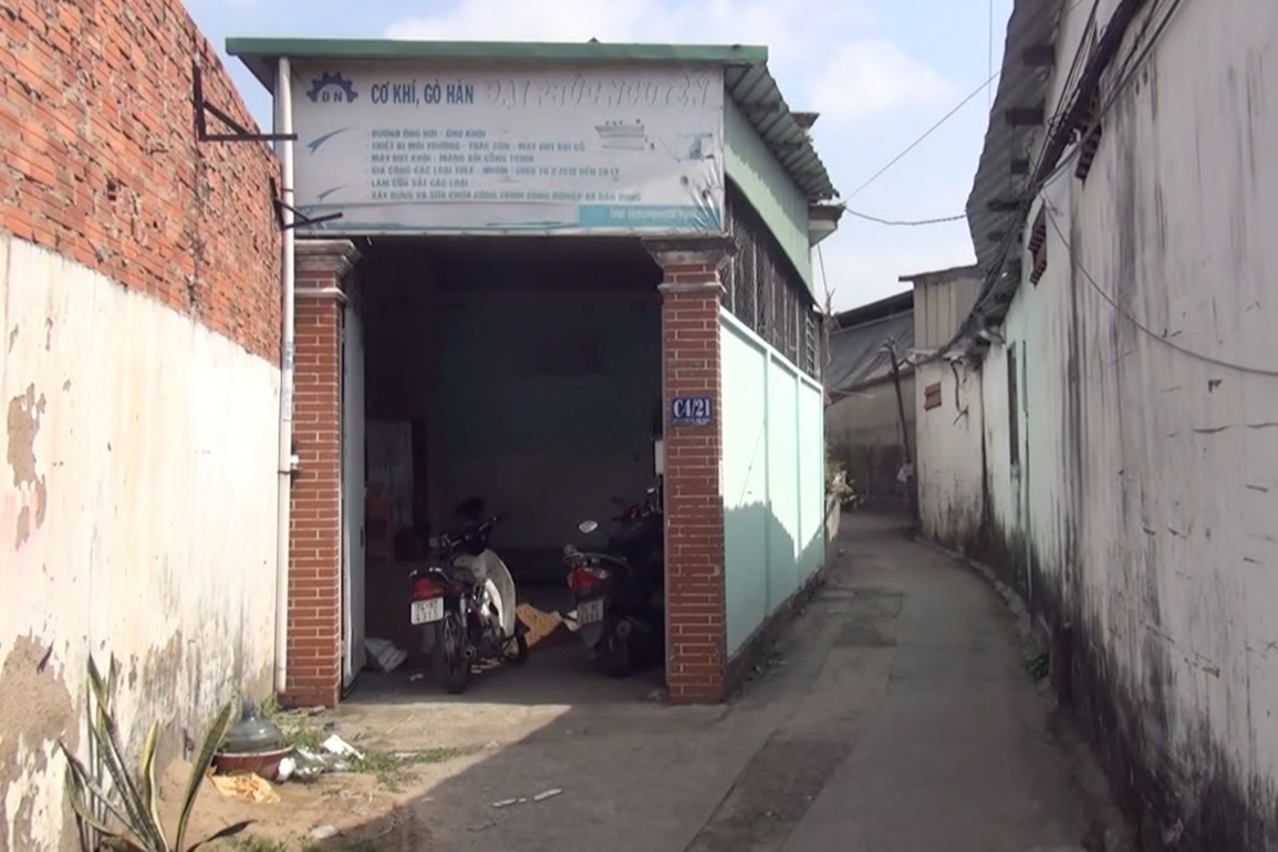 Nhà ông lão bị kẻ trộm khoắng sạch từ ổ điện, kệ bếp đến cửa sổ - 1 Nhà ông lão bị kẻ trộm khoắng sạch từ ổ điện, kệ bếp đến cửa sổ - 1