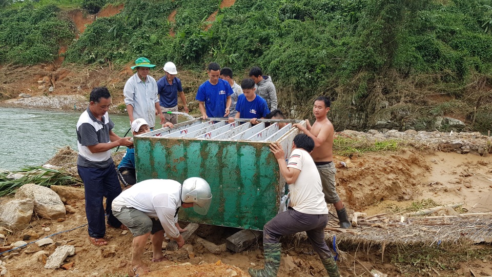 Thầy cô vùng sạt lở Trà Leng dọn núi bùn và chuẩn bị đón… bão số 13 - 9 Thầy cô vùng sạt lở Trà Leng dọn núi bùn và chuẩn bị đón… bão số 13 - 9