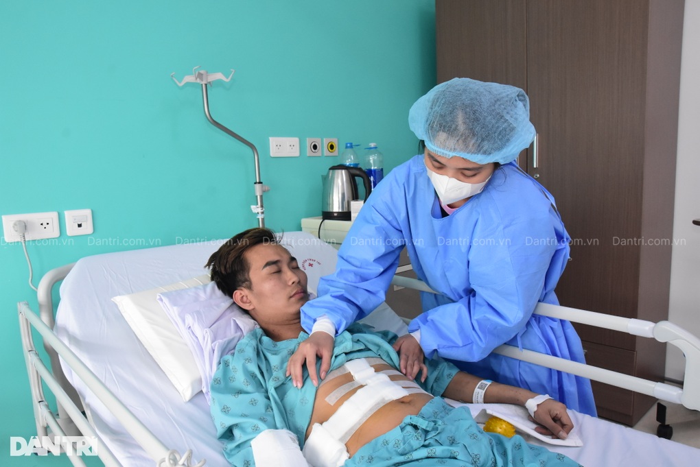 Con nguy kịch, mẹ hiến gan cứu con gấp, gia đình đối mặt với khoản nợ lớn - 2 Con nguy kịch, mẹ hiến gan cứu con gấp, gia đình đối mặt với khoản nợ lớn - 2