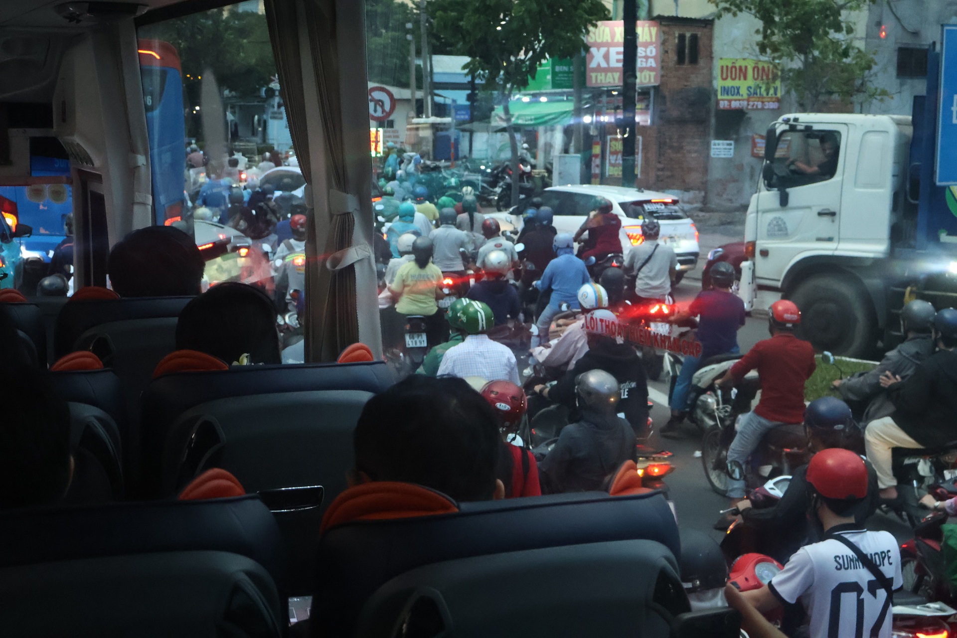 Nữ cán bộ chạy xe máy 80km đi làm, gác chuyện nội trợ để lo công việc - 2 Nữ cán bộ chạy xe máy 80km đi làm, gác chuyện nội trợ để lo công việc - 2