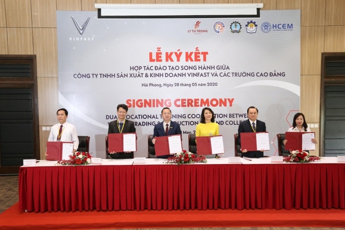TS Đồng Văn Ngọc Hiệu trưởng nhà trường (thứ tư từ phải) Ký kết hợp tác đào tạo với Cty VinFast.
