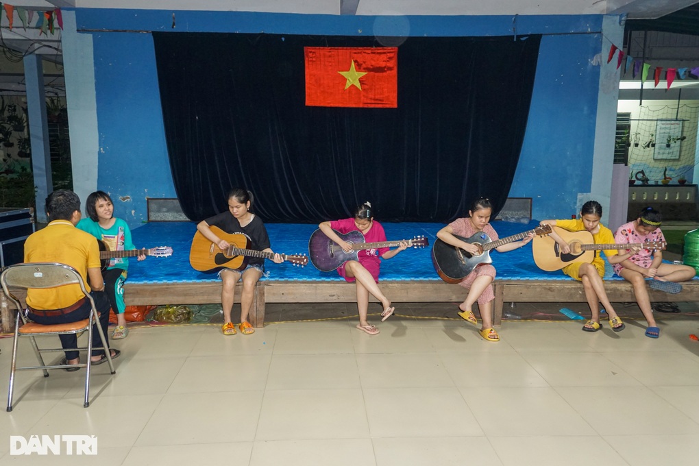 Điều diệu kỳ trong lớp học đàn miễn phí của thầy giáo khuyết tật - 1 Điều diệu kỳ trong lớp học đàn miễn phí của thầy giáo khuyết tật - 1