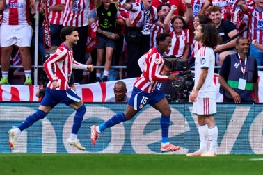 Real Madrid gục ngã trước Atletico, Mourinho chỉ trích trọng tài