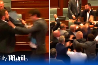 Nghị sĩ Kosovo ẩu đả sau khi lãnh đạo cơ quan hành pháp bị tạt nước