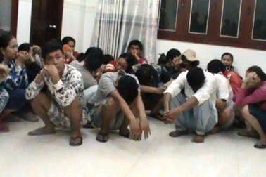 Đột kích sòng bạc vùng ven, tạm giữ 32 người