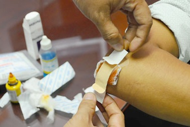 Vết thương nặng hơn vì rắc bột kháng sinh