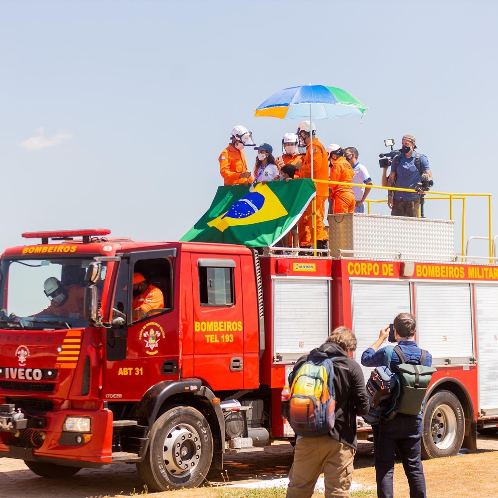 Trở về quê hương, Á quân Olympic 13 tuổi diễu hành bằng xe cứu hỏa - 3 Trở về quê hương, Á quân Olympic 13 tuổi diễu hành bằng xe cứu hỏa - 3